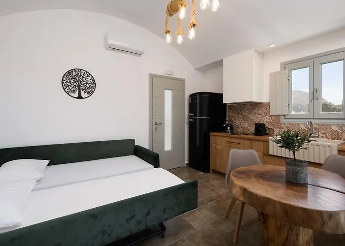 Olive Grove Emporio (Santorini)